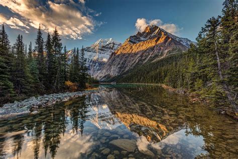 Reflection Of Mount Edith Cavell Stunning Scenery And Reflection Of