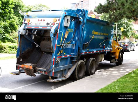 city of toronto solid waste management refuse garbage lorry ontario