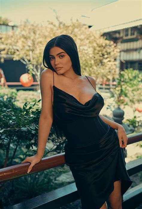 Kylie Jenners Forever Unique Photoshoot Is Confusing Everyone
