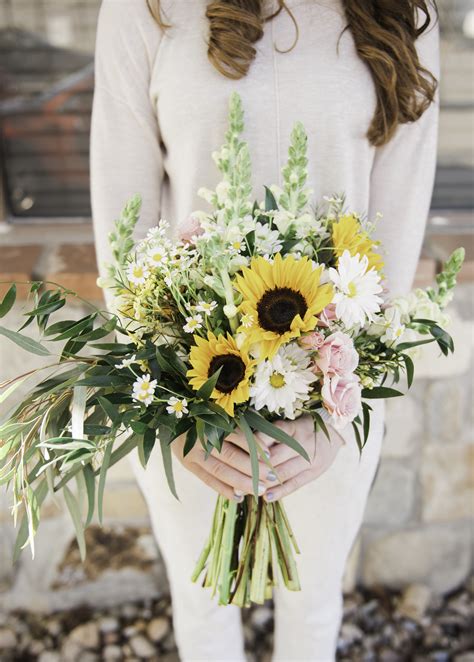 20 Sunflower Bouquets That Will Brighten Up Your Wedding