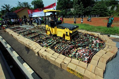 Indonesiassa tuhottiin tuhansia pulloja pontikkaa - Uutiset - Turun Sanomat