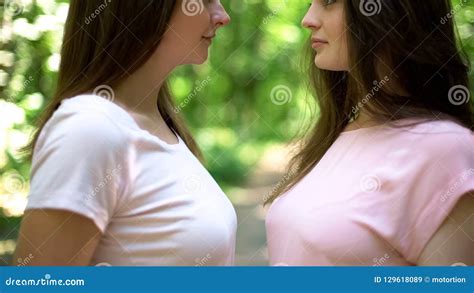 zwei attraktive lesben die leidenschaftlich einander vertrauter moment betrachten stockbild