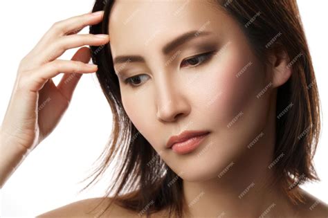 Портрет молодой и красивой азиатской женщины с гладкой кожей на белом фоне Премиум Фото
