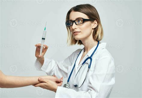 Une Femme Médecin Dans Une Médical Robe Est Donnant Un Injection à Une Patient 23723951 Photo De