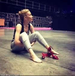 Kylie Minogue Shows Off Her Red Hot Pout In A Sultry Backstage Selfie