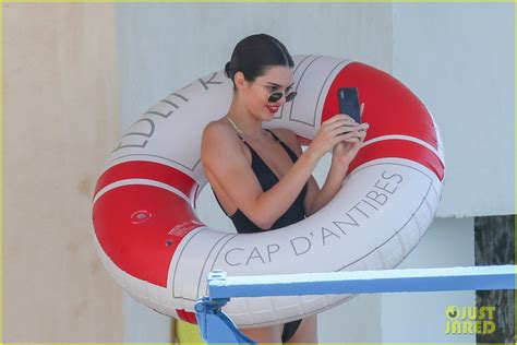 Photo Kendall Jenner Rocks Black Thong Swimsuit While Poolside In