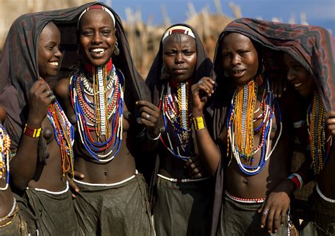 アフリカンティーングループのヌードガールズ 女性の写真