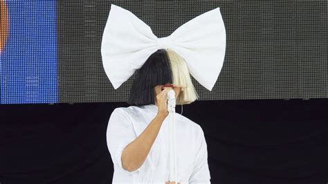Sia Doesnt Just Hide Her Face For Fun — Shes Got Crippling Stage
