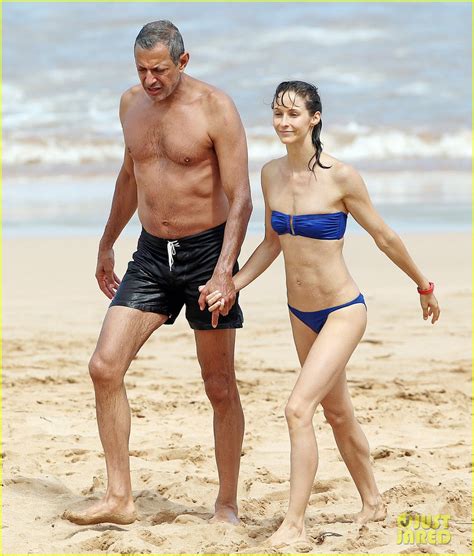 Jeff Goldblum Fiancee Emilie Livingston Can T Keep Their Hands Off Each Other In Hawaii