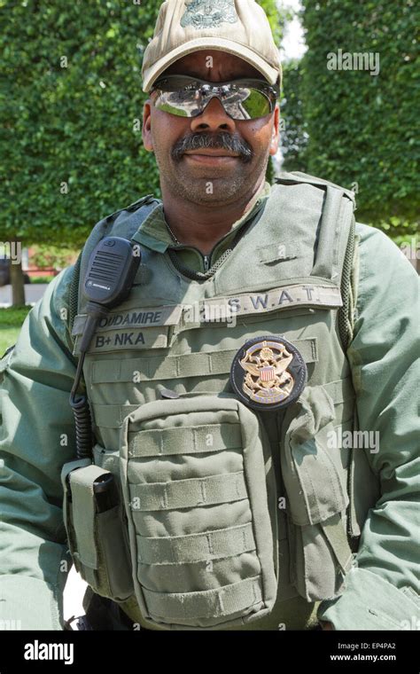 Us Park Police Swat Officer In Uniform Washington Dc Usa
