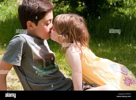 kleines mädchen ein junge küssen stockfotografie alamy