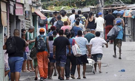 .en la favela jacarezinho, de río de janeiro. Rotina de guerra aumenta medo de ir e vir na Favela do ...