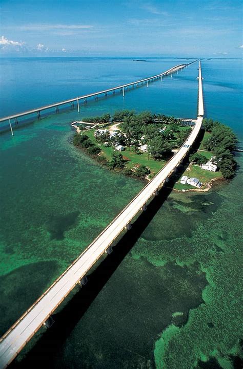 How far is 7 miles in kilometers? Seven Mile Bridge, más de 10 km sobre el agua de Florida