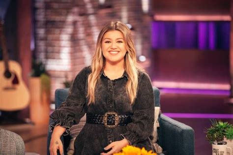Kelly Clarkson Causes A Stir In Jaw Dropping Metallic Gold Gown In Hot