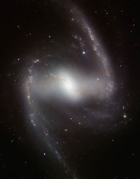 También llamado arp 12, tiene aproximadamente 62,000 años luz de diámetro, más pequeño que la vía láctea por un margen justo. Galaxia espiral barrada: Todo lo que debes saber al respecto