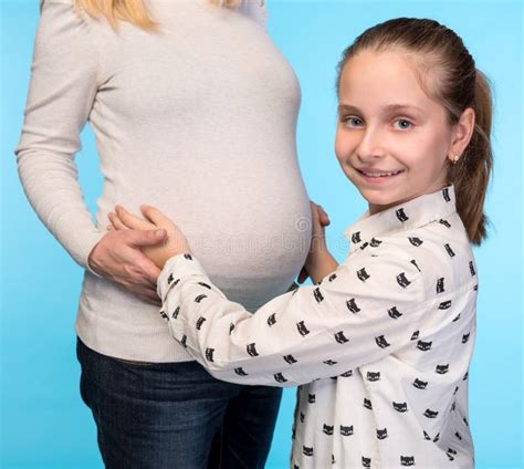 Mujer Embarazada Con Su Hija Del Niño En Casa Foto De Archivo Imagen