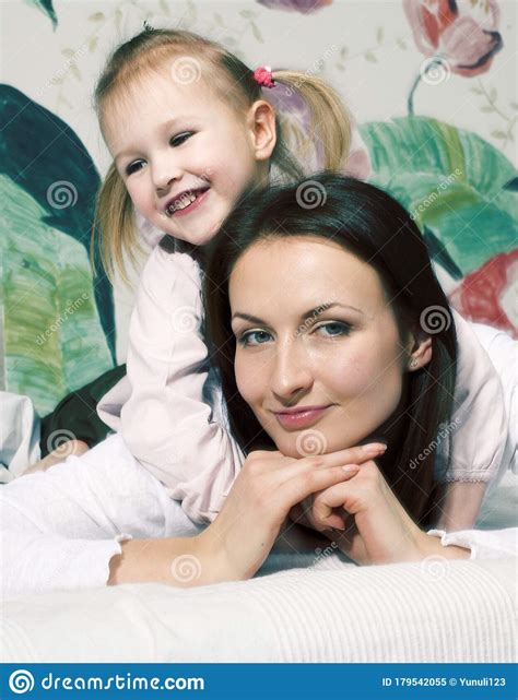 Madre Con Hija Juntos En La Cama Sonriendo Feliz Familia Cerca Estilo