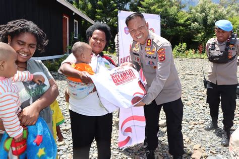 Peringati 33 Tahun Pengabdian Kapolres Puncak Jaya Gelar Bakti Sosial