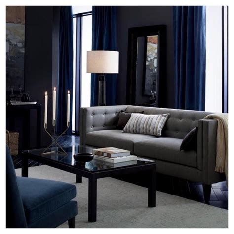 Les rideaux et les tissus sont des exemples d'accessoires associés presque toujours à la touche féminine dans la décoration intérieure maison. Salon élégant et chic couleur foncé gris et bleu marine ...