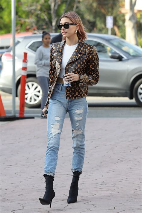 Take a look at all the times justin bieber & hailey baldwin nailed couple street style… the newly married couple have taken to the streets to parade their love. Hailey Rhode Bieber Street Style 01/18/2019 • CelebMafia