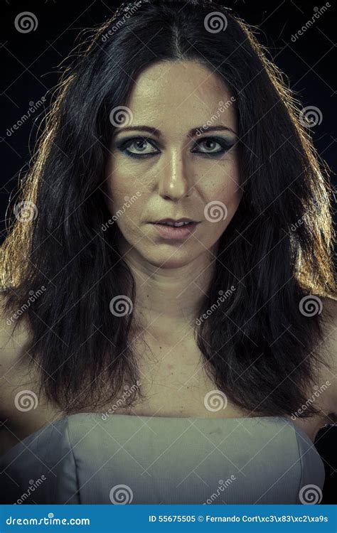 Smutna Brunetki Kobieta Z Długie Włosy I Suknią Wieczorową Obraz Stock Obraz Złożonej Z