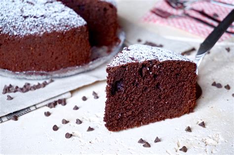 Vi chiederete cosa abbia di magico una torta con degli ingredienti semplici come farina, uova, zucchero ed estratto di vaniglia. Torta Soffice al Cacao | 180°C di Dolcezza