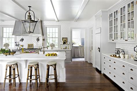 dapur modern  warna dominan putih thegorbalsla