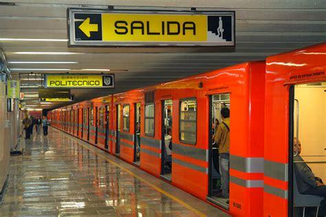 El sistema de transporte colectivo metro suspendió el servicio de la estación acatitla de la línea a debido a que ahí se congrega un gran número de personas que. Video golpean joven insultó operadora del metro | Televisa ...