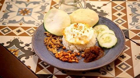 Nasi lemak nasi tambah + 1 boiled egg + 3 kuih rm4. Best Nasi Lemak in Kuala Lumpur for Your Nasi Cravings ...
