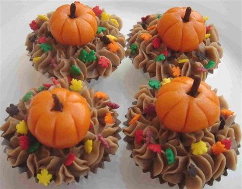 It's seriously going to be so much fun this year and i love love love the ideas i have for the dessert table. 475 best Cupcake Heaven...Halloween...Fall images on ...