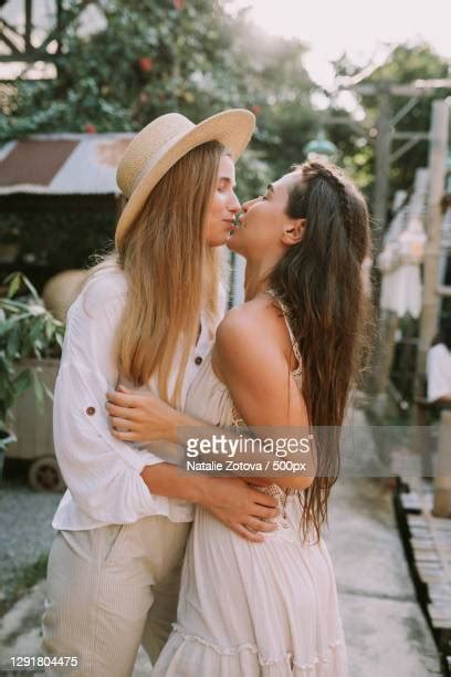 Beautiful Lesbian Kissing Photos Et Images De Collection Getty Images