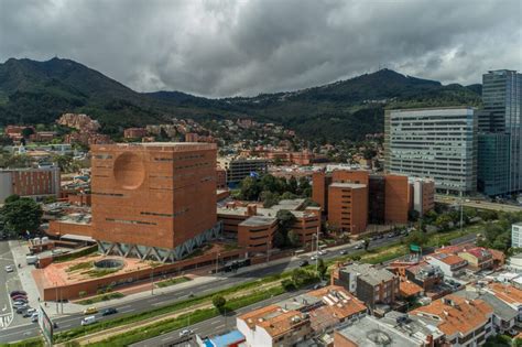 Mit über 7 millionen einwohnern ist bogotá auch die größte stadt des landes. Fundación Santa Fe de Bogotá: reinterpretación del ladrillo