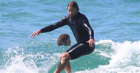 Exclusif Simon Baker va faire du surf à Bondi Beach Sydney avec un