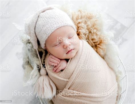 Potret Bayi Yang Baru Lahir Foto Stok Unduh Gambar Sekarang Pakaian