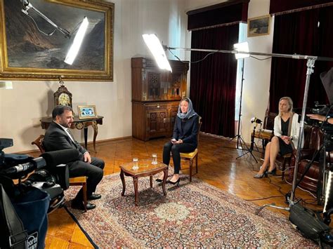 مصاحبه وزیر ارتباطات در روسیه؛ زن باحجاب در مقابل دوربین زن بی‌حجاب پشت دوربین Iran Briefing