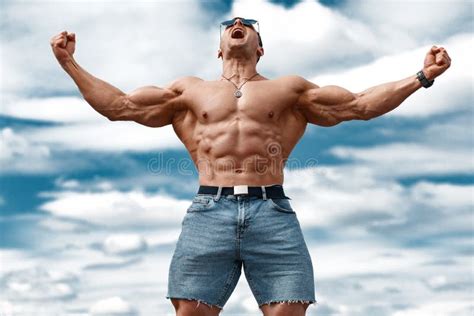 Uomo Muscolare Che Mostra I Muscoli Sullo Sfondo Del Cielo Maschi Forti Di Busto Nudo