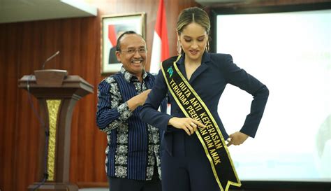 Cinta Laura Dinobatkan Jadi Duta Anti Kekerasan Photo