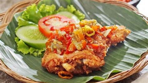Currently ayam geprek is commonly found in indonesia and neighbouring countries, however its origin was from yogyakarta in java. Resep Ayam Geprek Crispy, Pedas Gurihnya Buat Lidah Bergoyang