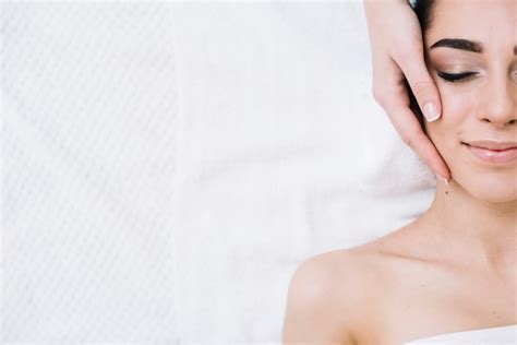 Mulher Recebendo Relaxante Facial Massagem Foto Grátis