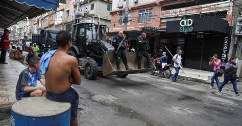 en medio de la ola de violencia el gobierno de brasil desplegó mil policías y topadoras en las