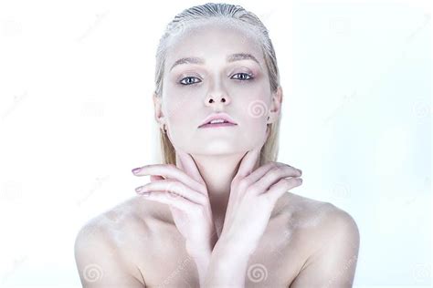 Het Portret Van Jong Mooi Blond Model Met Naakt Maakt Omhoog Slicked