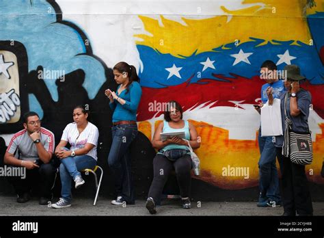 venezolaner line up vor abgabe ihrer stimme bei den präsidentschaftswahlen in caracas 7 oktober
