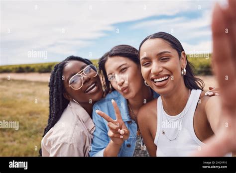 Signo De La Paz Amigos Y Selfie Con Las Mujeres En La Naturaleza Para