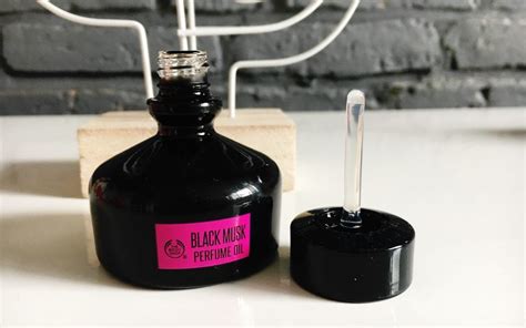Black musk is the new fragrance of our musk collection. Review | The Body Shop Black Musk Perfume Oil | Momambition.nl