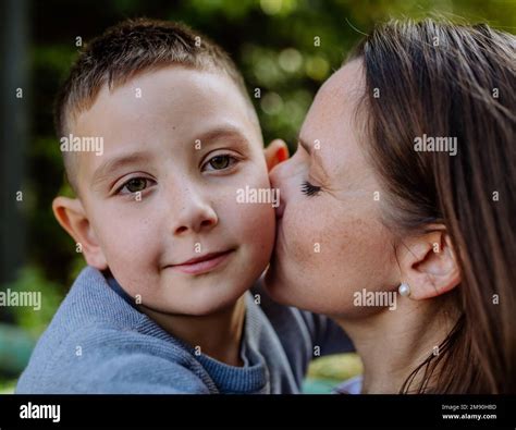 Beso De Madre E Hijo Fotografías E Imágenes De Alta Resolución Alamy