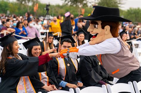 The Newsroom Utrgv Grads Take The Stage In Brownsville