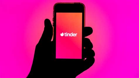 simon leviev from netflix s ‘the tinder swindler banned by dating app complex