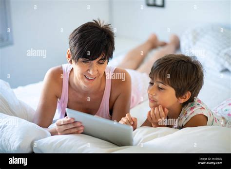 La Edad Media De La Madre Con Su Hija De Ocho Años Usando Tableta