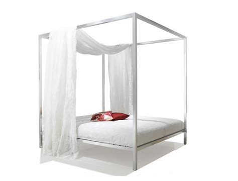 Łóżka z baldachimem dla rozważnej i romantycznej ELLE Decoration