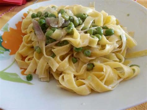 Si può trasformare facilmente in un piatto da consumare in ufficio il giorno dopo. Tagliatelle con prosciutto pancetta e piselli | Solo ...